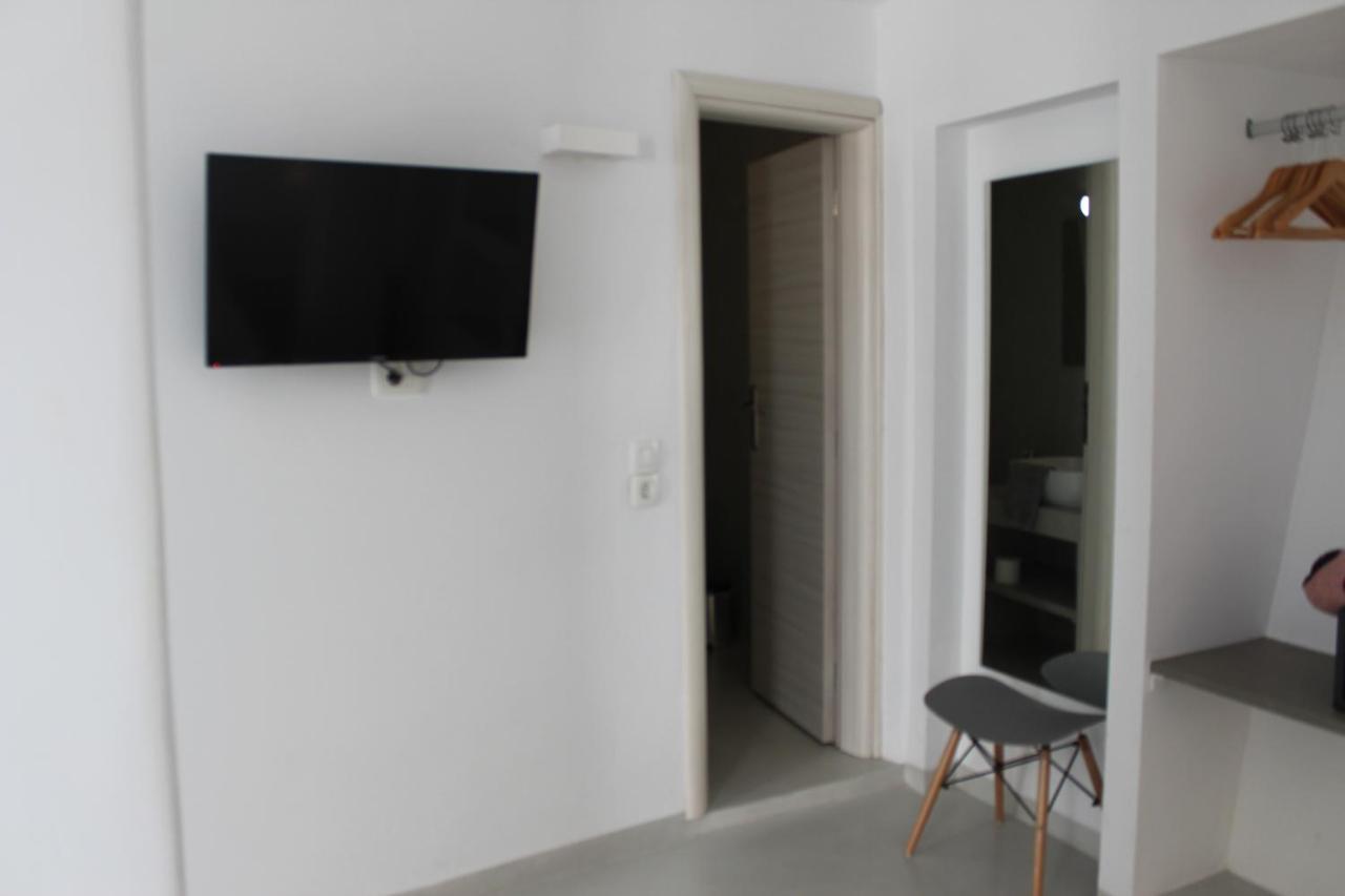 Fira Getaway - Economy Basement Rooms Bagian luar foto