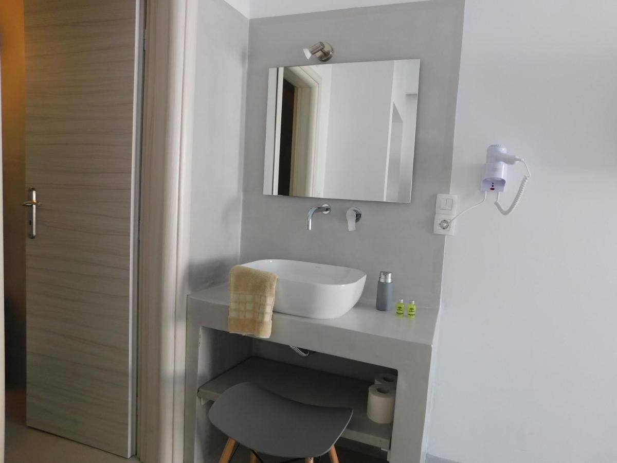 Fira Getaway - Economy Basement Rooms Bagian luar foto