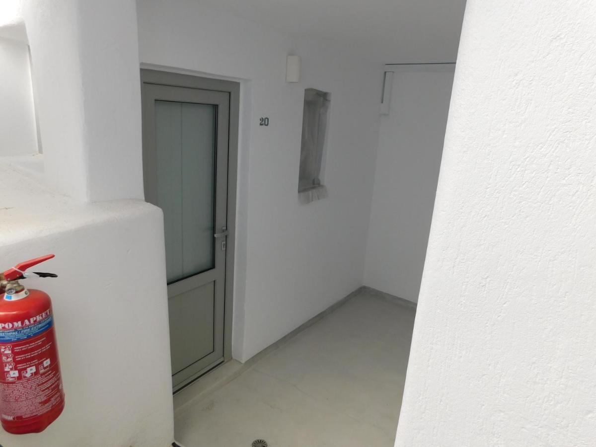 Fira Getaway - Economy Basement Rooms Bagian luar foto
