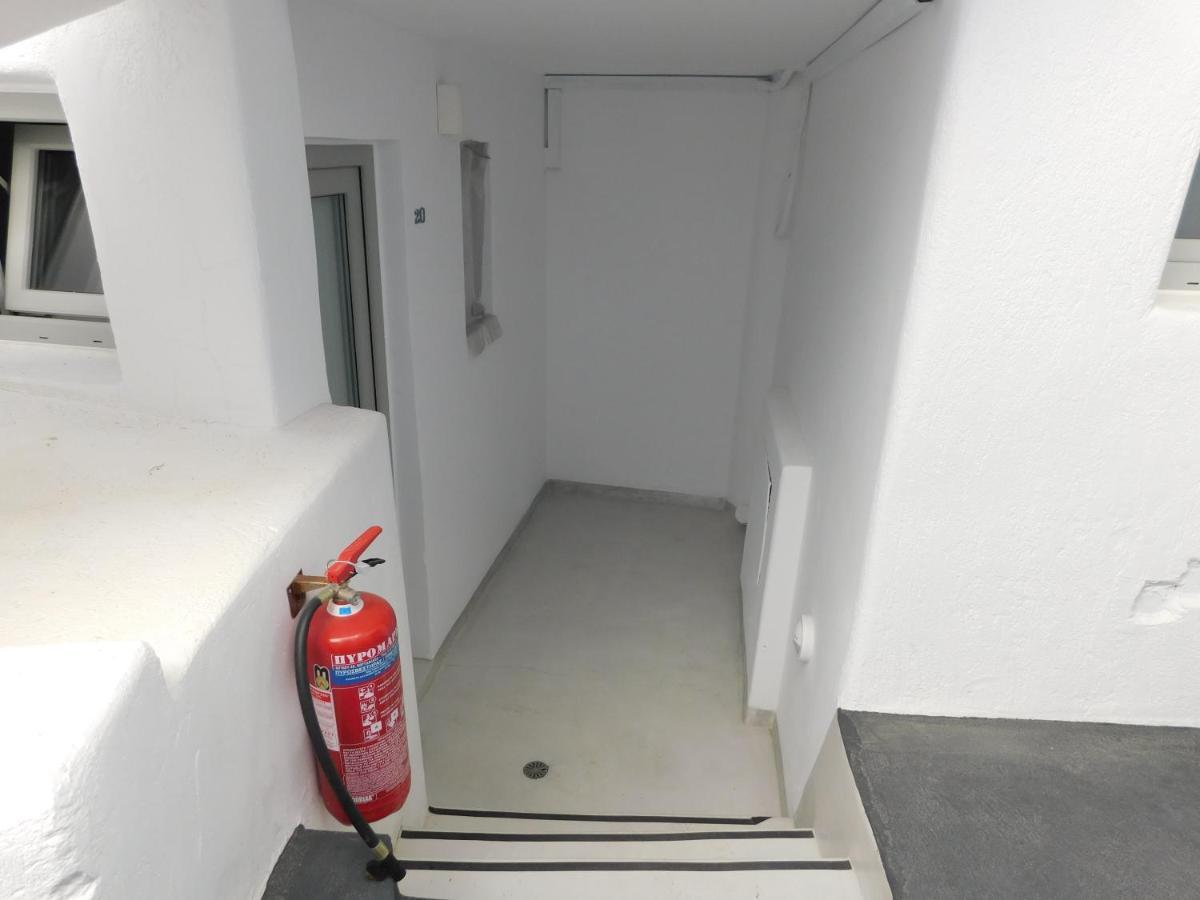 Fira Getaway - Economy Basement Rooms Bagian luar foto